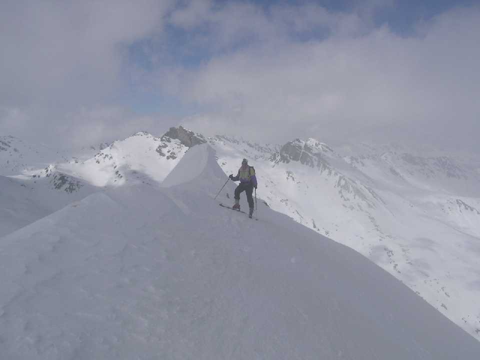 Gilbi auf dem schmalen Grat vor dem Skidepot